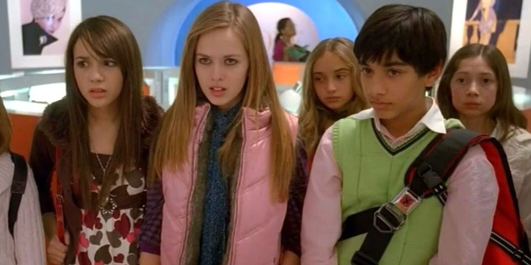 Justin and a few teen girls visit the MODE office in Ugly Betty