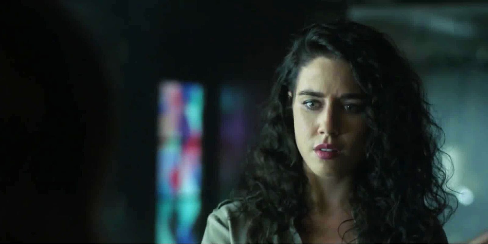 Kady parece chateada enquanto conversa com Julia.