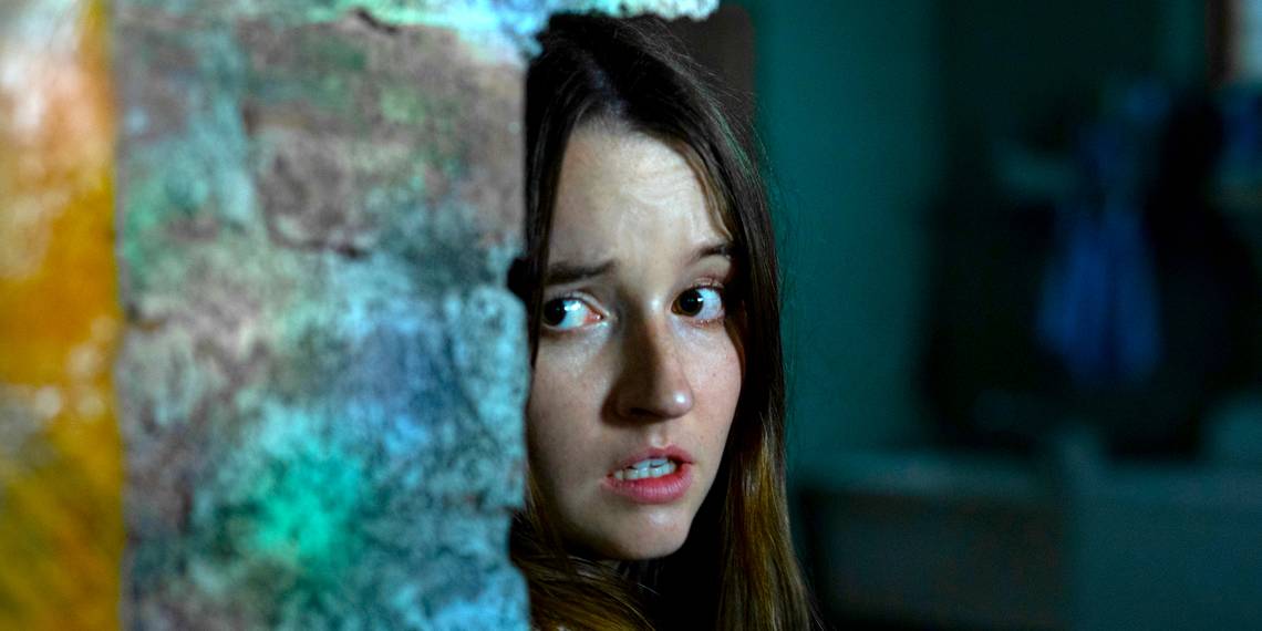 2023 - FYC INDIVIDUALES Kaitlyn-dever-looking-scared-and-hiding-in-no-one-will-save-you.jpg?q=50&fit=contain&w=1140&h=&dpr=1