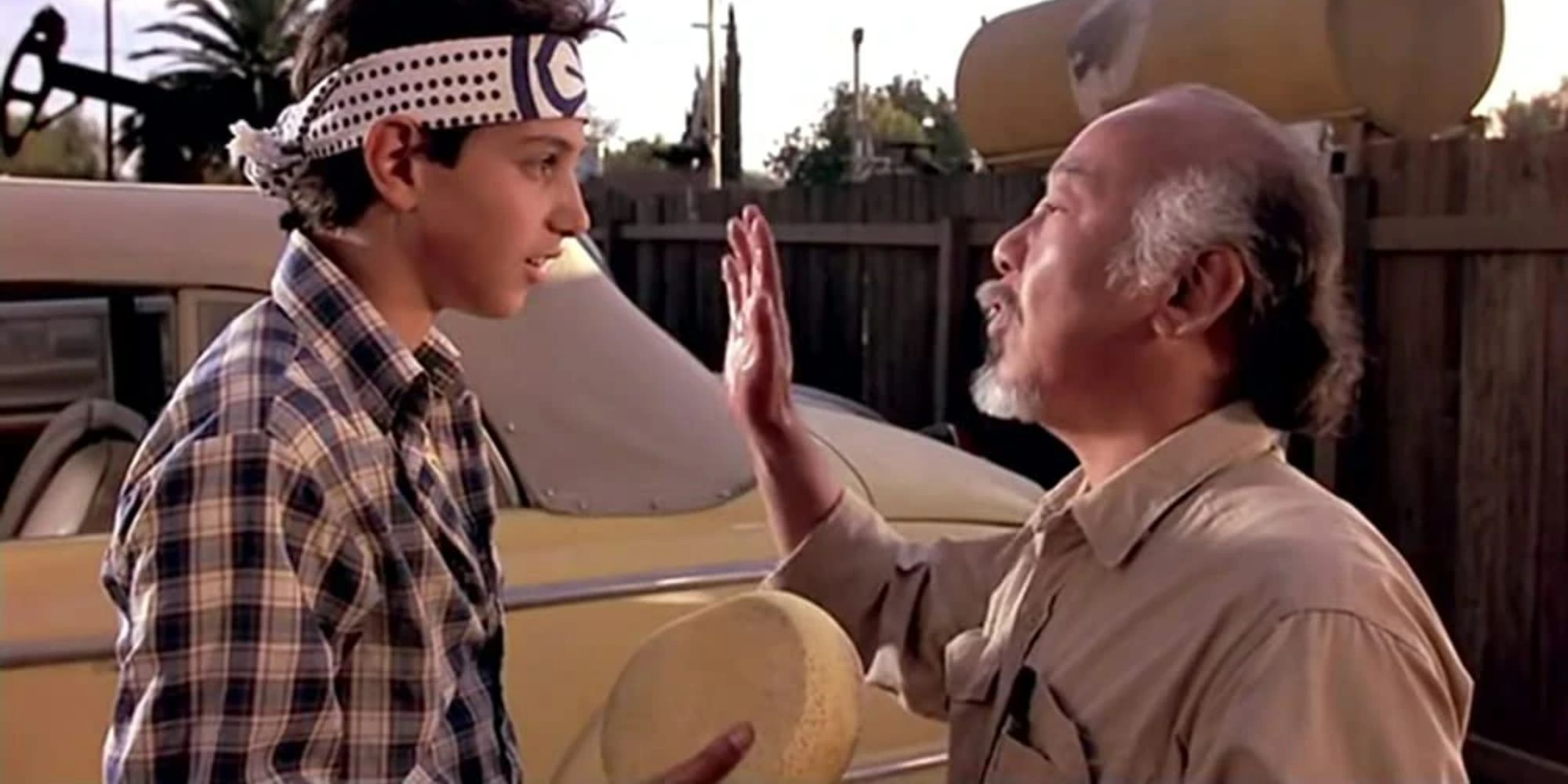 Ralph Macchio sebagai Daniel LaRusso diajari 