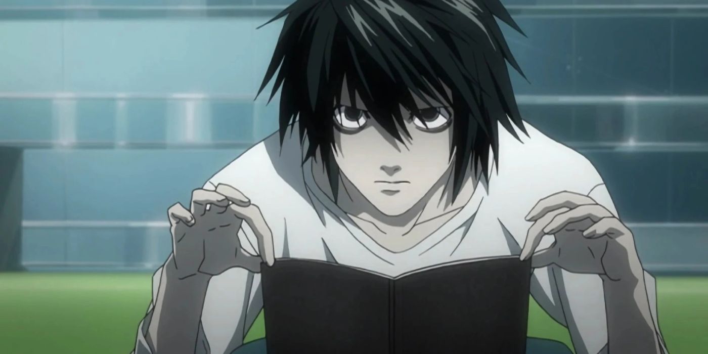 L (Death Note) sentado com as mãos segurando um diário