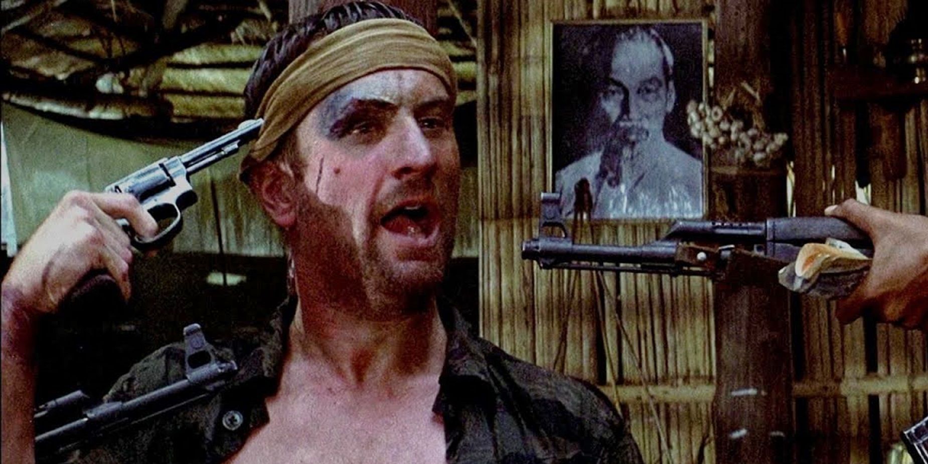 Mike (Robert De Niro) joga roleta russa em The Deer Hunter