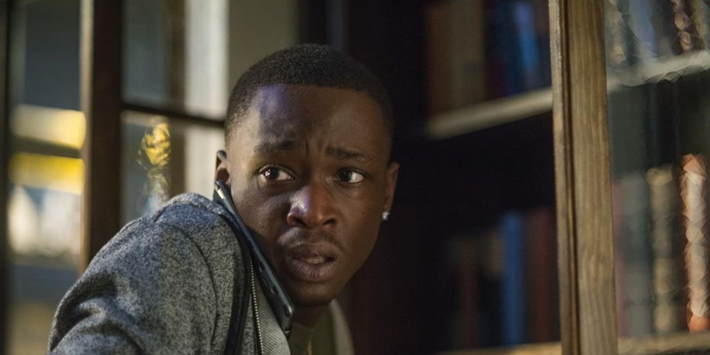 Ashton Sanders ao telefone no Equalizer 2