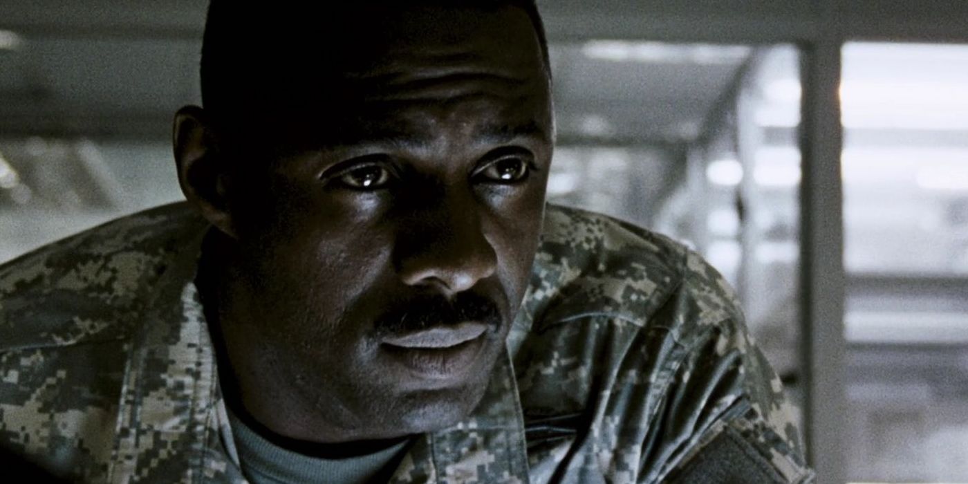 Idris Elba leans forward in 28 Weeks Later.