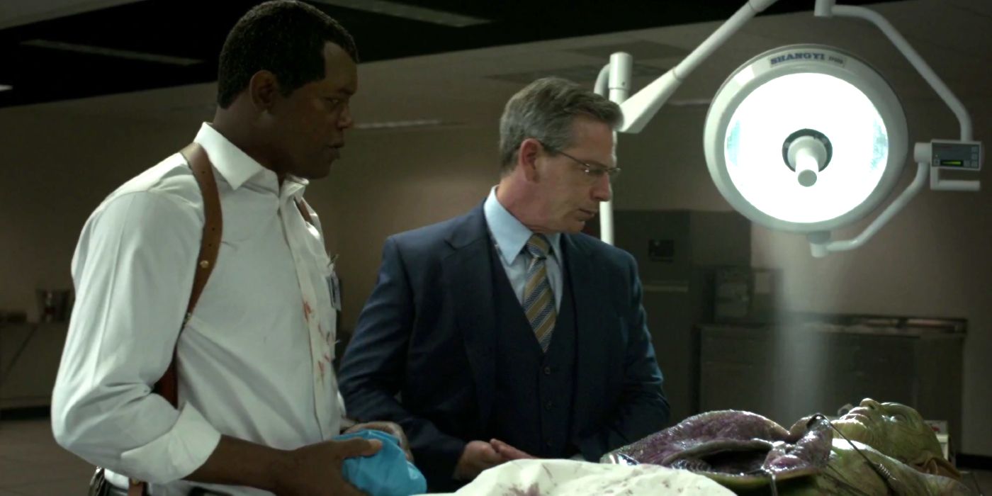 Samuel L. Jackson as Nick Fury and Ben Mendelsohn as Talos in Captain Marvel performing an autopsy on a dead Skrull