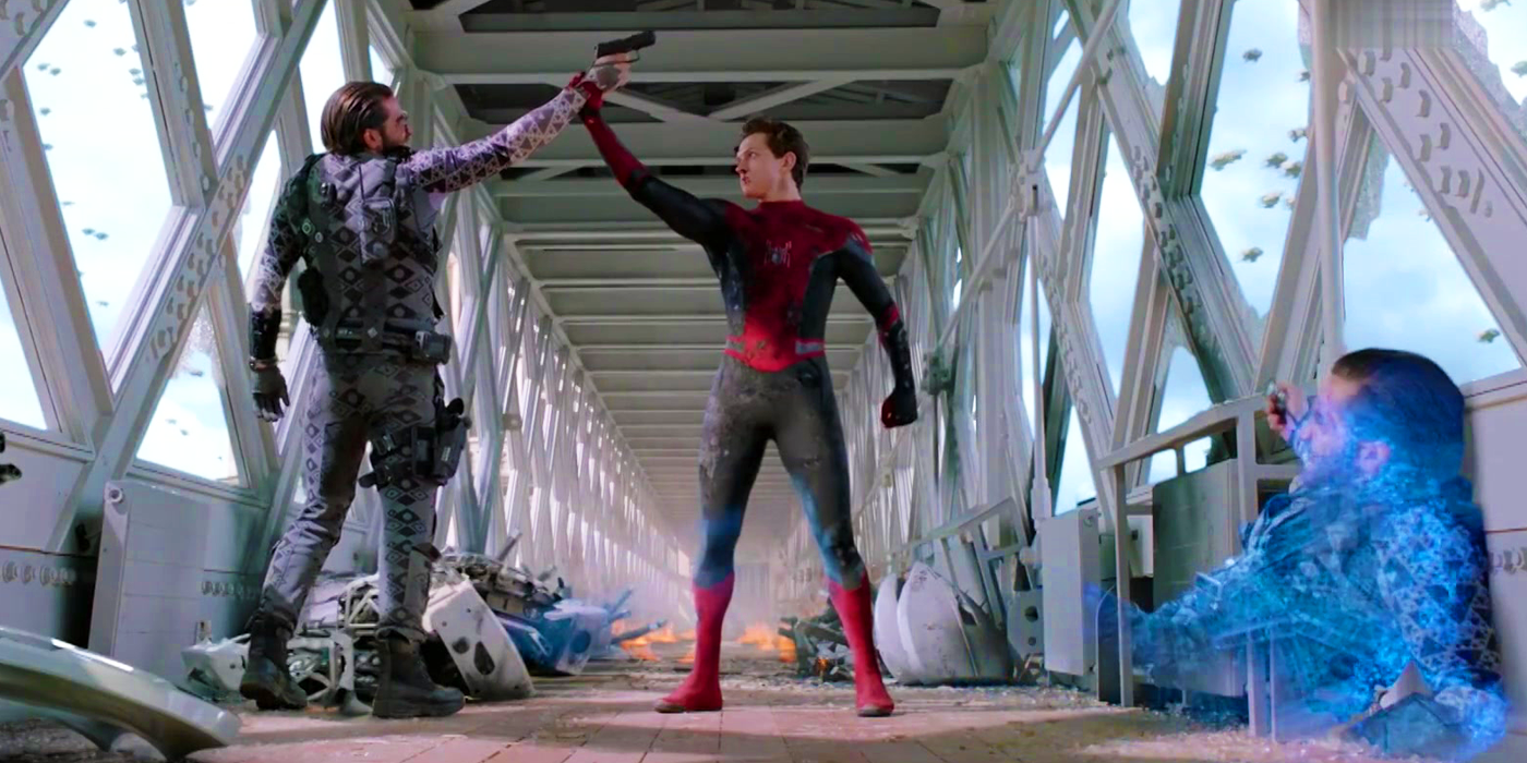 Peter Parker fighting Mysterio in Spider-Man Far From Home