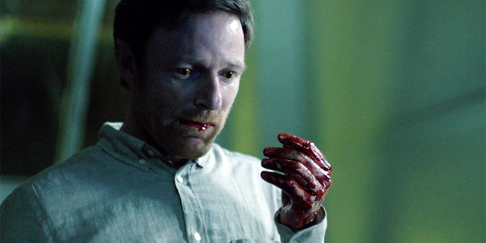 Reynard The Fox levanta a mão coberta com o sangue de sua vítima.