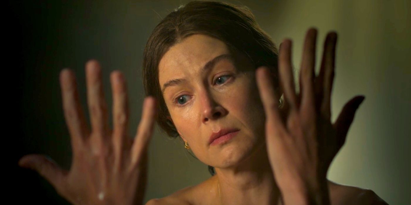 Rosamund Pike como Moiraine olhando para suas mãos em The Wheel of Time, segunda temporada