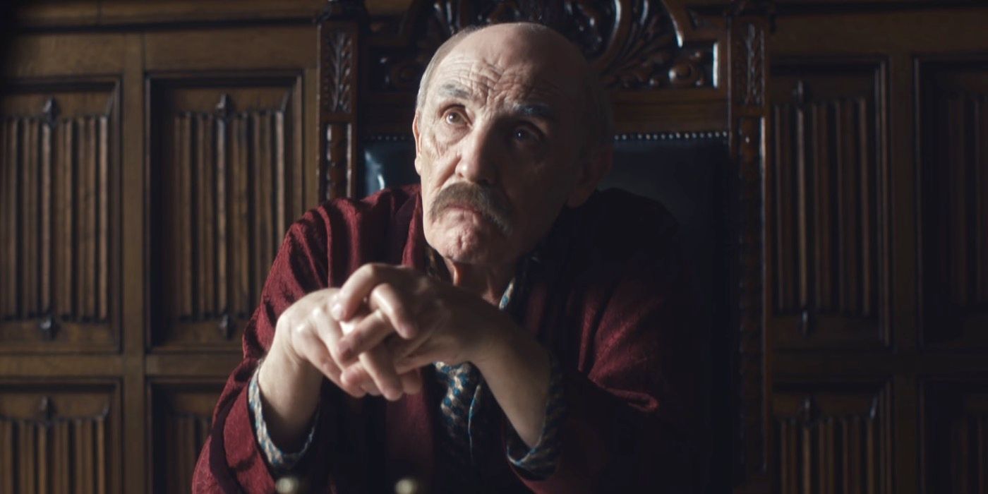 Arthur Bigge listening to someone in Peaky Blinders.