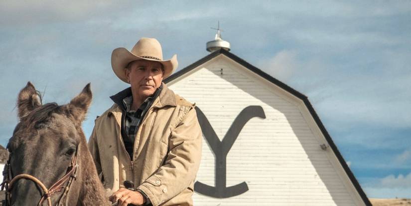 John Dutton on a horse outside the Yellowstone Ranch