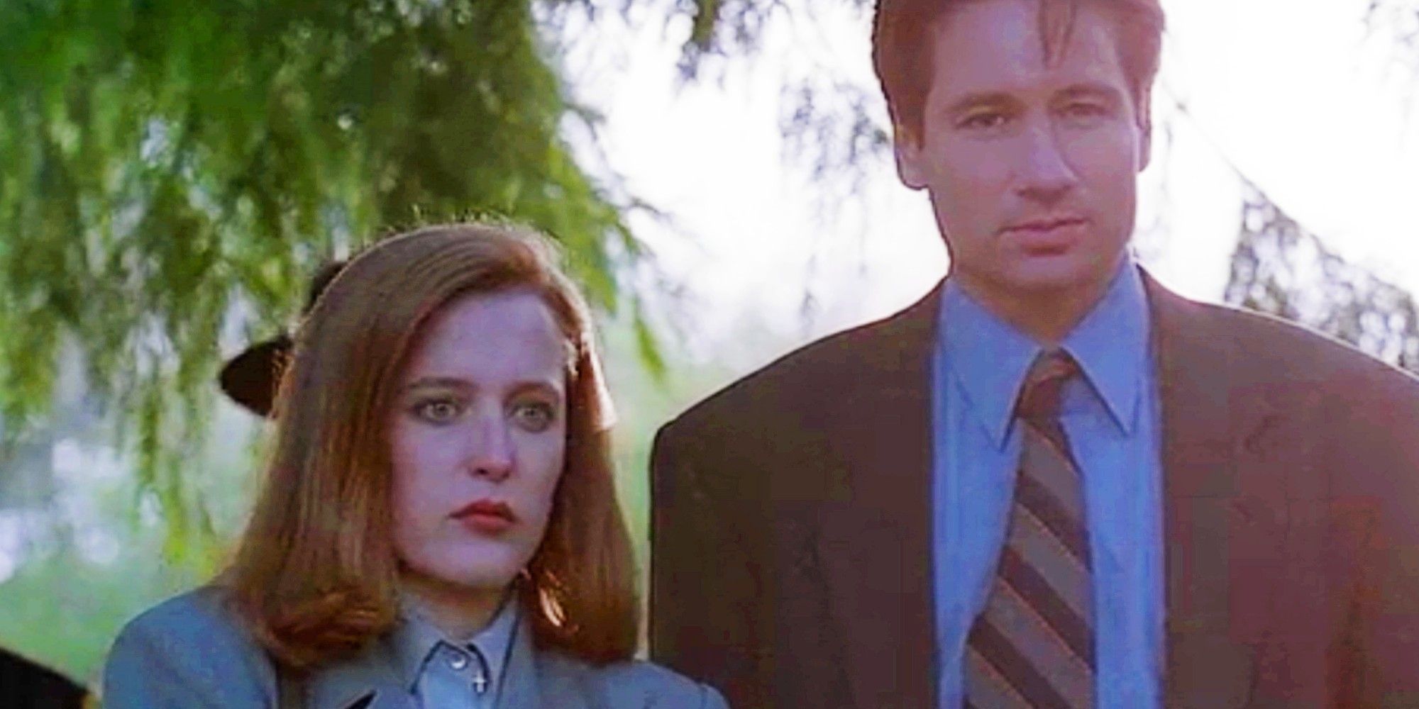 Scully, de Gillian Anderson, e Mulder, de David Duchovny, parecendo chocados no piloto de Arquivo X
