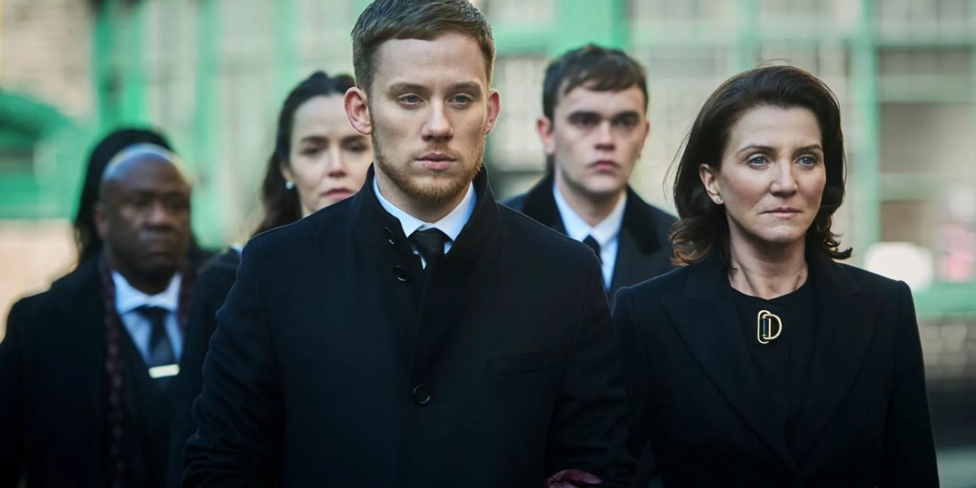 Sean Wallace (Joe Cole) e Marian Wallace (Michelle Fairley) vestidos de preto em Gangs of London