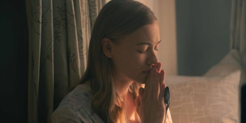 Serena praying in The Handmaid's Tale.