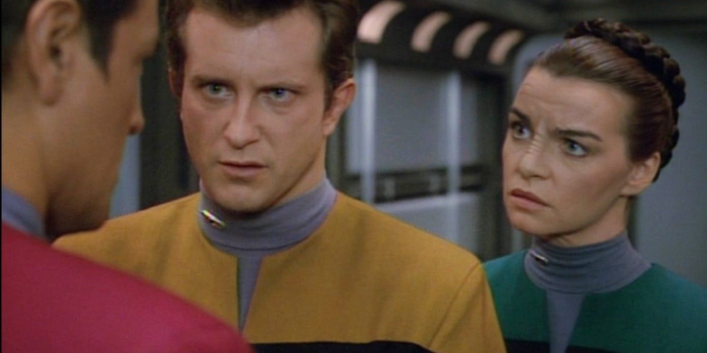 Seska and Chakotay with an unnamed crew menber from Star Trek: Voyager.
