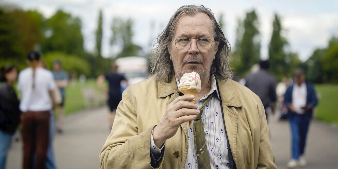Jackson Lamb (Gary Oldman) segurando uma casquinha de sorvete parecendo suspeito em Slow Horses