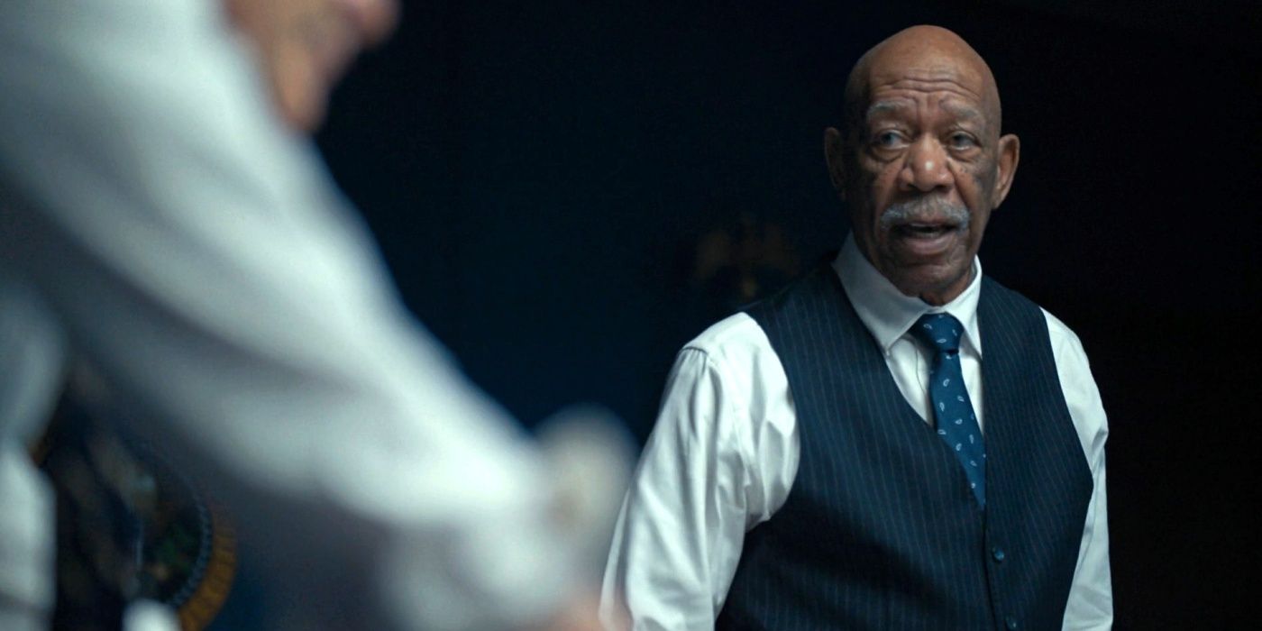 Morgan Freeman como Edwin Mullins habla con alguien en Operaciones Especiales: Lioness temporada 1, episodio 8.