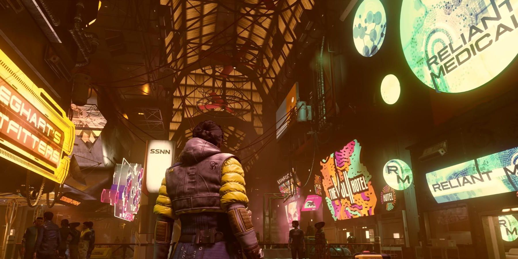 Um personagem de Starfield está no meio de uma galeria comercial, cercado por luzes de néon.