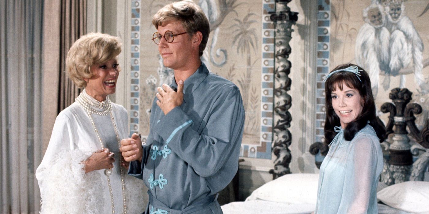 Carol Channing and Mary Tyler Moore compete for a man&rsquo;s attention in Thoroughly Modern Millie
