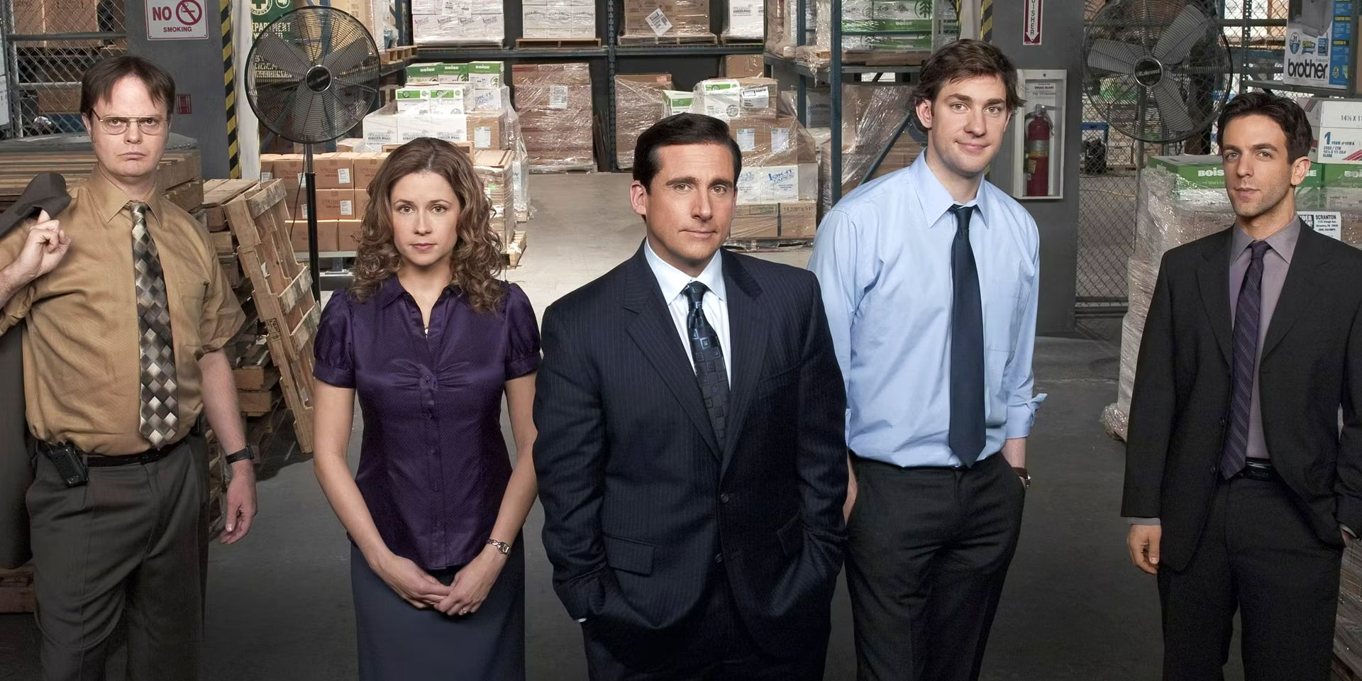 Dwight, Pam, Michael, Jim e Ryan posam para uma foto promocional no depósito do The Office