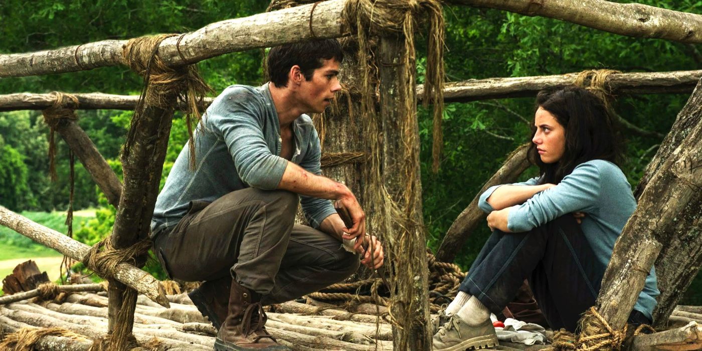 Dylan O'Brien e Kaya Scodelario como Thomas e Teresa conversam na Clareira do Labirinto em The Maze Runner