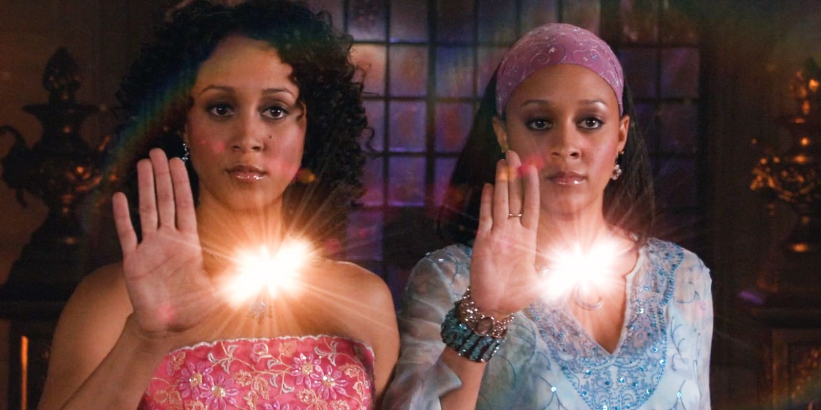 Tia Mowry as Alex and Tamera Mowry as Cam in Twitches