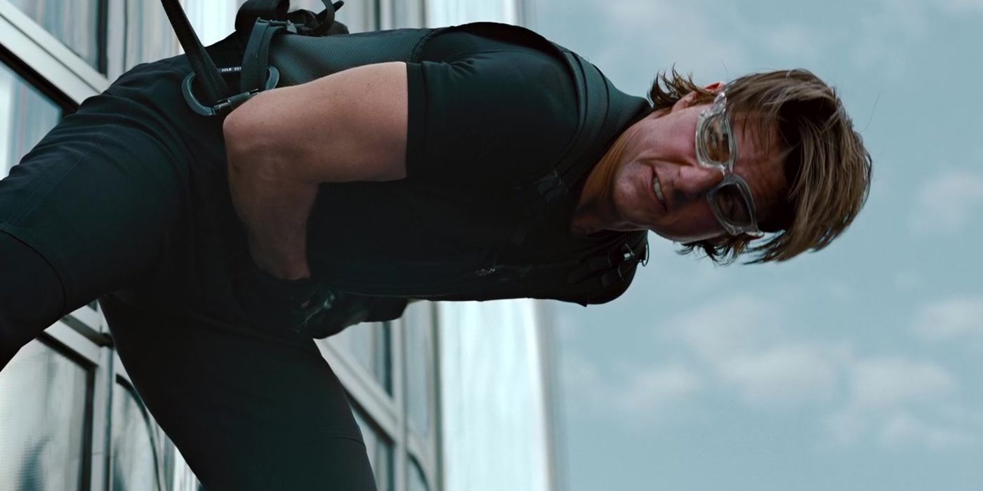 Tom Cruise in Mission Impossible Ghost Protocol Burj Khalifa stunt