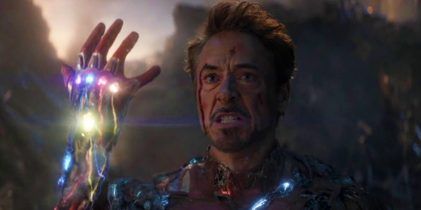 Tony Stark claquant des doigts avec les Infinity Stones dans Endgame
