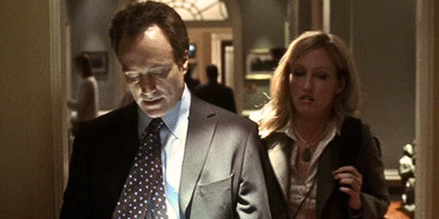 Josh and Donna walking through The West Wing
