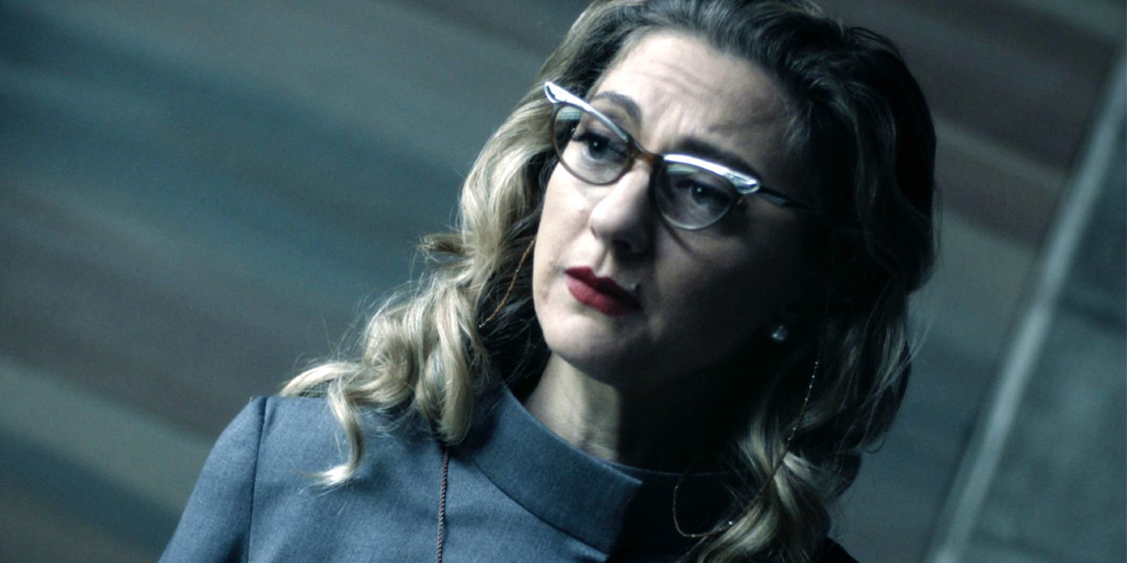 Zelda está com uma expressão chateada enquanto está na biblioteca.