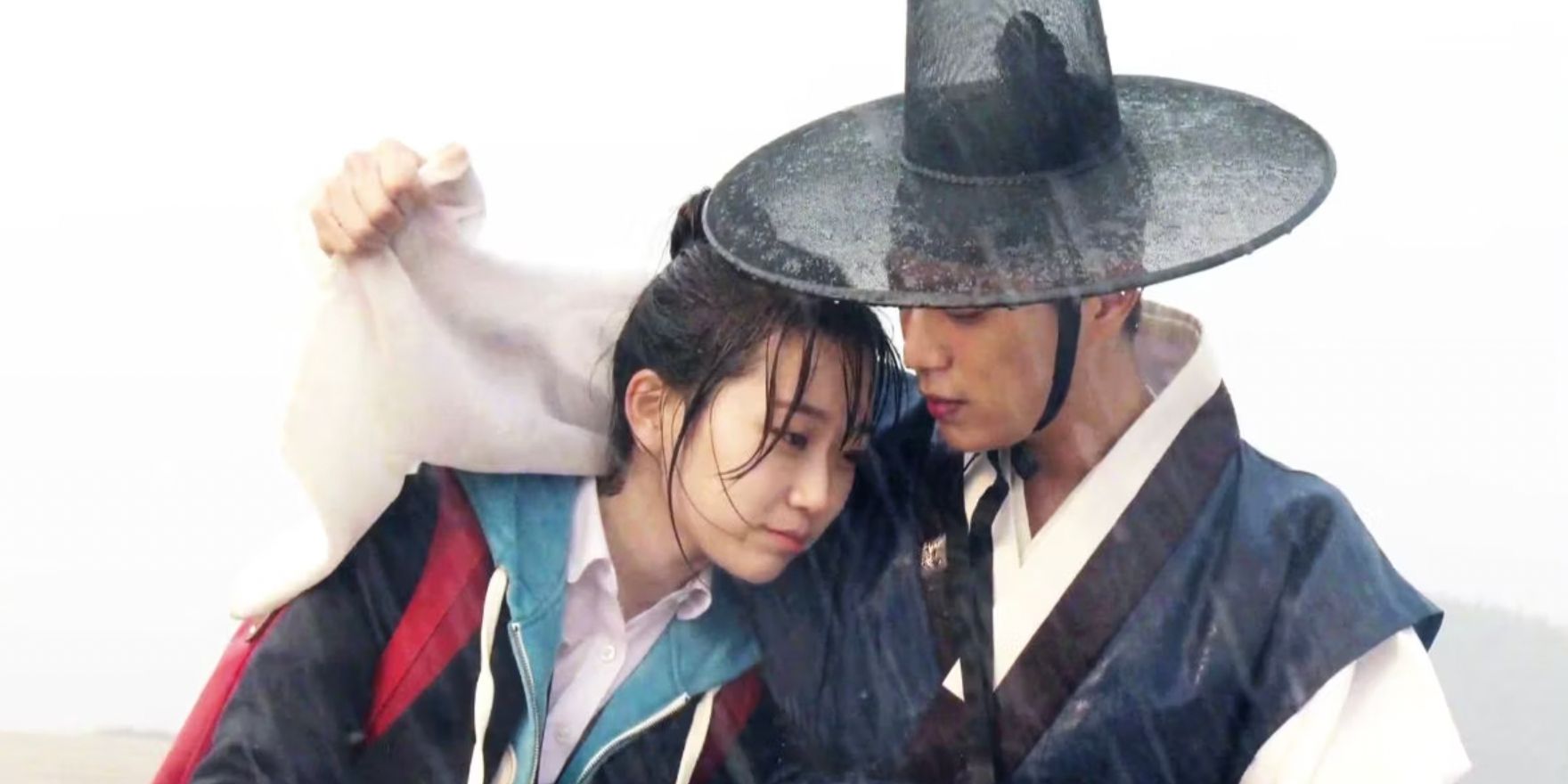 A man tries to cover a woman from the rain in the Korean time travel drama Splash Splash Love