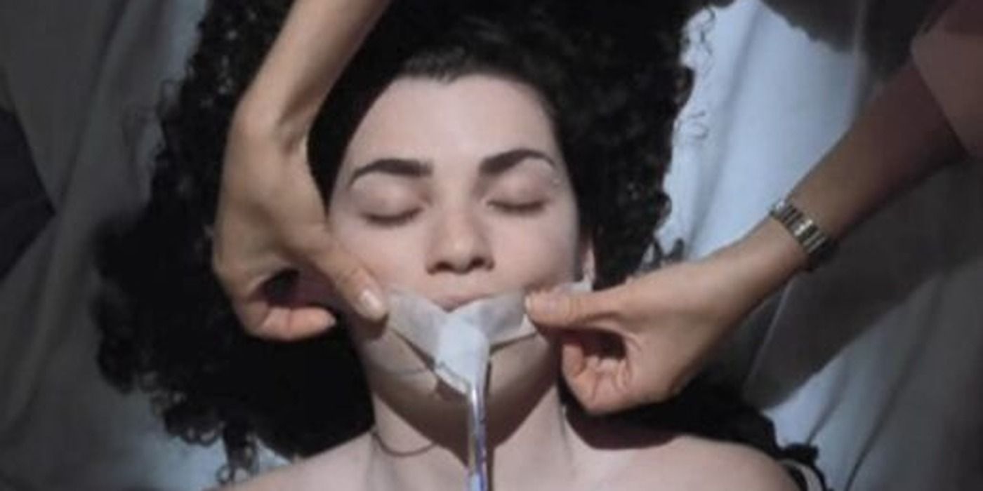 Julianna Margulies dans le rôle de Carol Hathaway se faisant insérer un tube par la bouche aux urgences