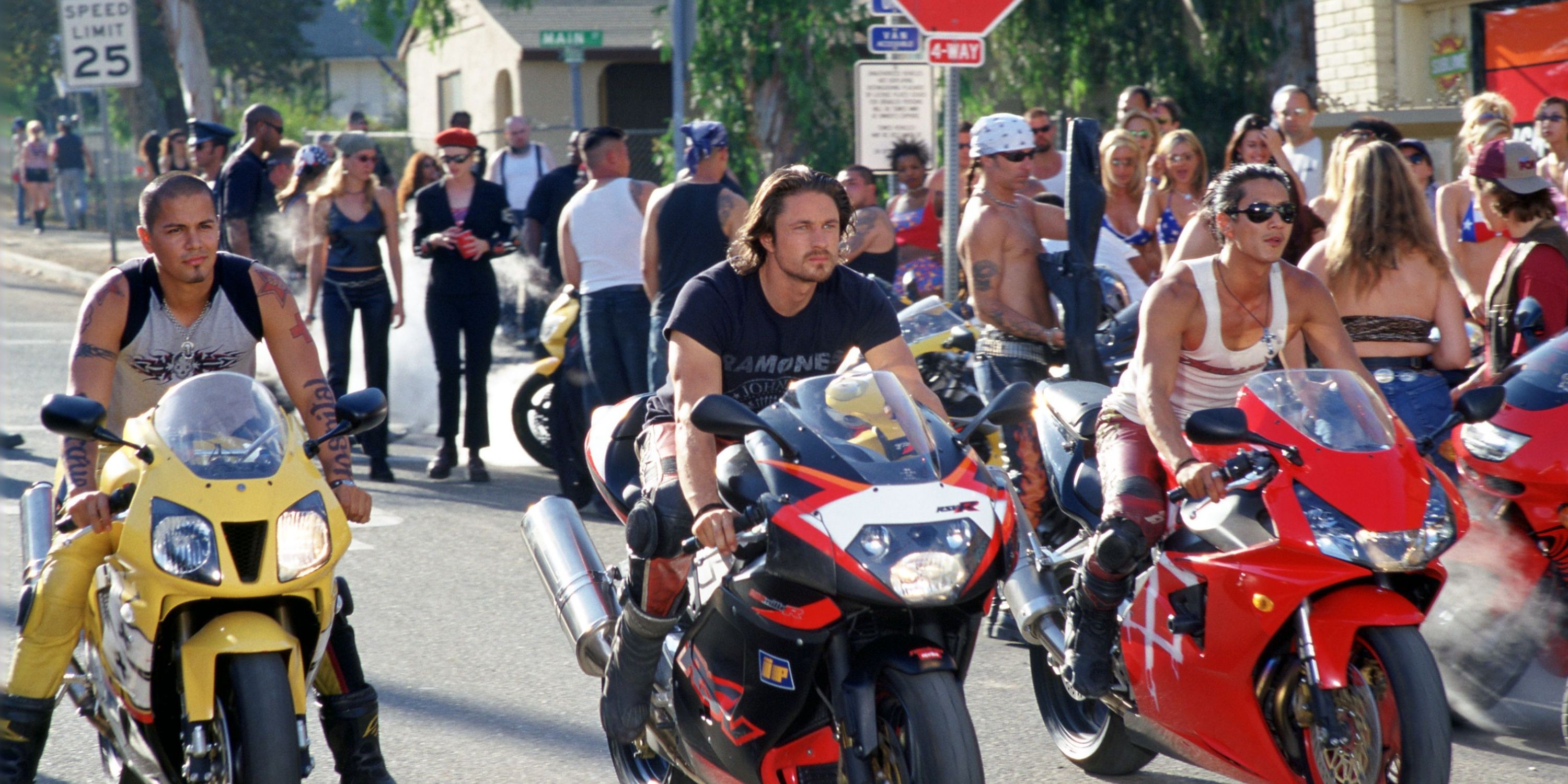 Motorradfahrer in Torque stellen sich für ein Straßenrennen auf