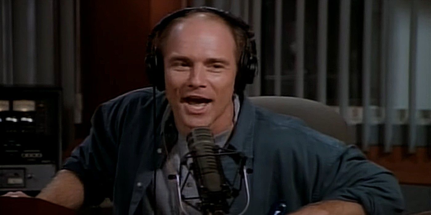 Dan Butler sebagai Bob Bulldog berbicara di mikrofon di Frasier