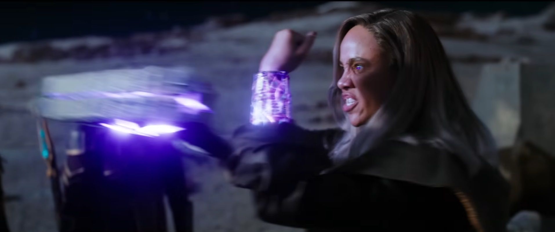 Villain Dar-Benn prepares to slam her hammer against the band on her wrist.