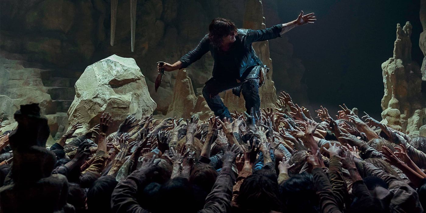 Daryl Dixon entouré de zombies dans The Walking Dead