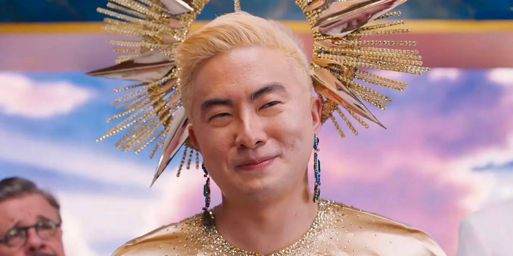 Bowen Yang como Dios en Dicks: The Musical