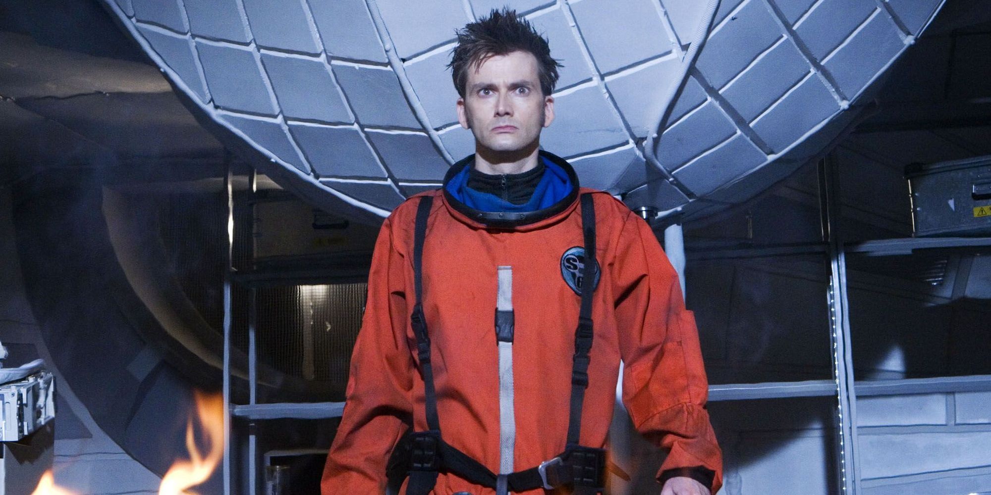 David Tennant como o Décimo Doutor vestindo um traje espacial na Base Um de Bowie no episódio The Waters of Mars de Doctor Who.