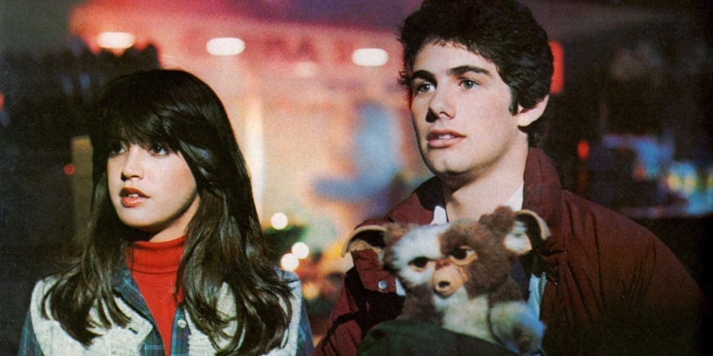 Phoebe Cates as Kate Beringer Zach Galligan as Billy Peltzer holding Gizmo in Gremlins.