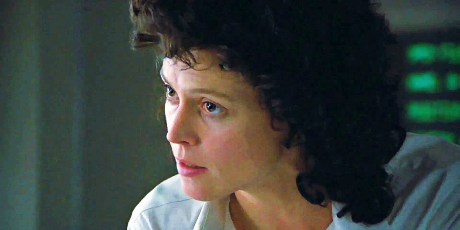Sigourney Weaver as Ellen Ripley speaking intensely in Aliens directed by James Cameron