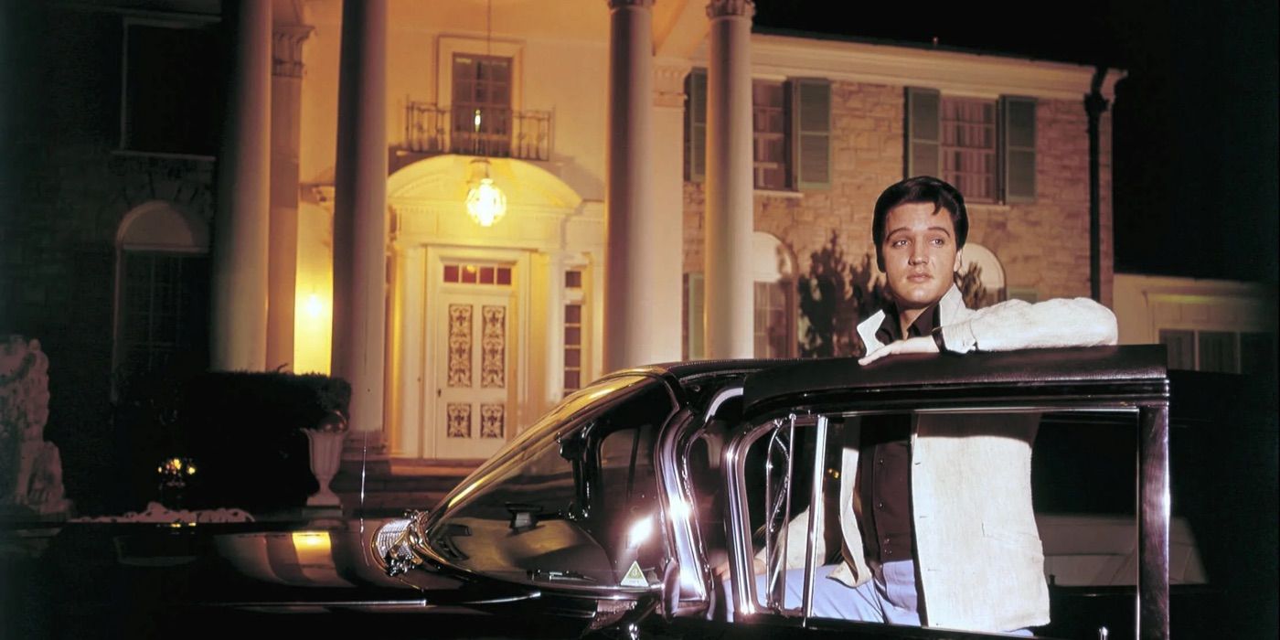 Elvis em frente à sua casa em Graceland 