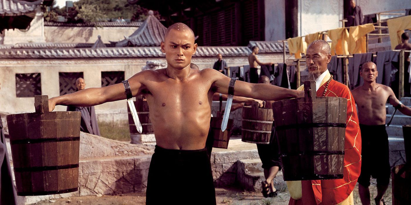 Gordon Liu holding two buckets with knifes attached to his arms in The 36th Chamber of Shaolin