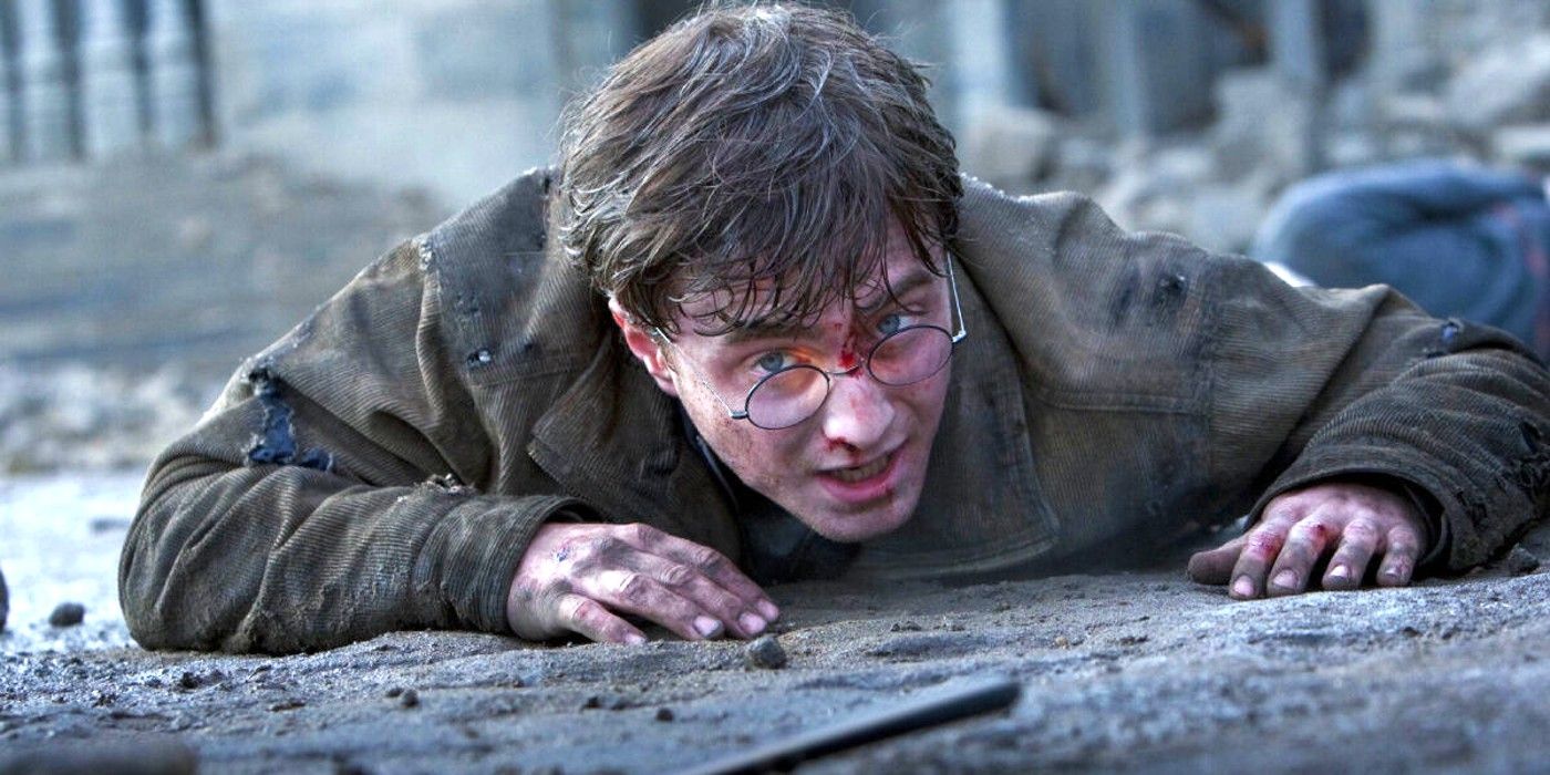 Daniel Radcliffe como Harry Potter en el suelo mirando su varita en Harry Potter y las Reliquias de la Muerte