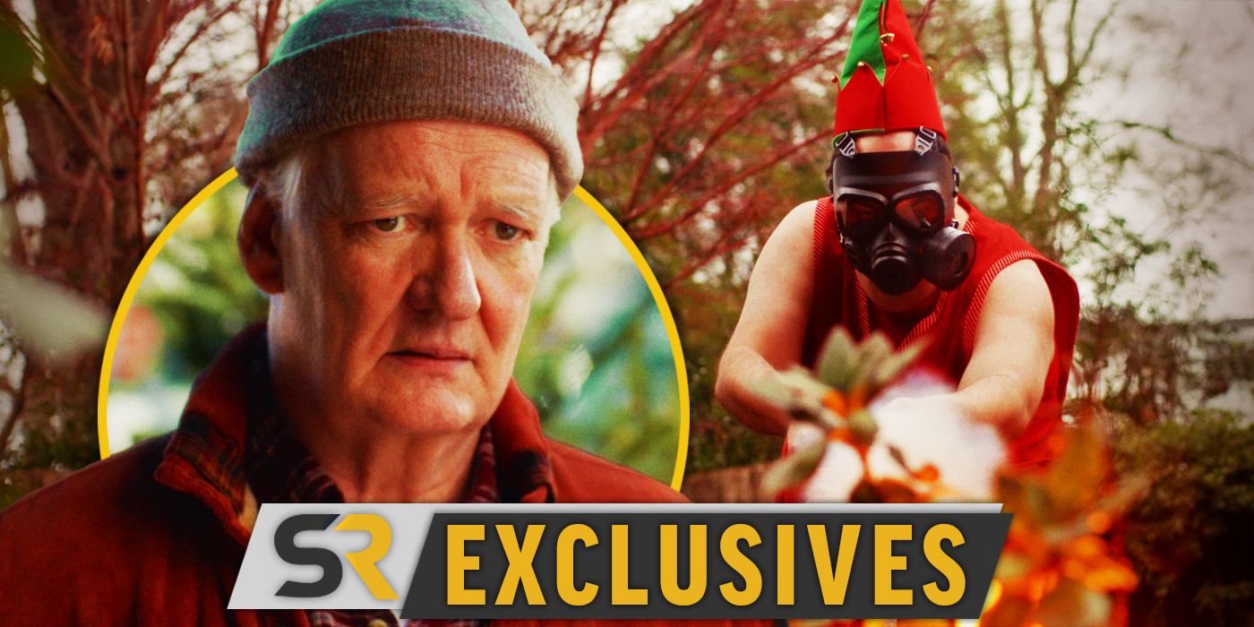 Cómo arruinar las vacaciones que muestra a Colin Mochrie y un hombre con una máscara de gas y un sombrero de elfo apagando un incendio con el logotipo de SR Exclusives debajo.