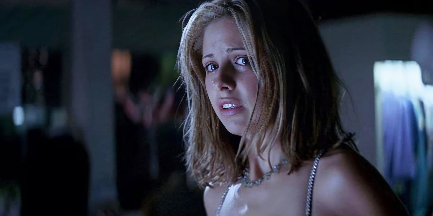 Sarah Michelle Gellar as Helen Shivers getting stalked by the killer in I Know What You Did Last Summer