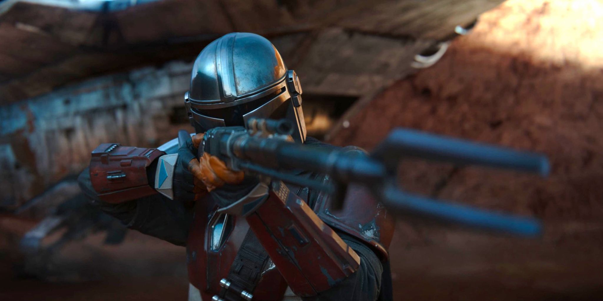 Din Djarin empunha seu rifle blaster de pulso de fase Amban, ou rifle de pulso, na 1ª temporada de The Mandalorian