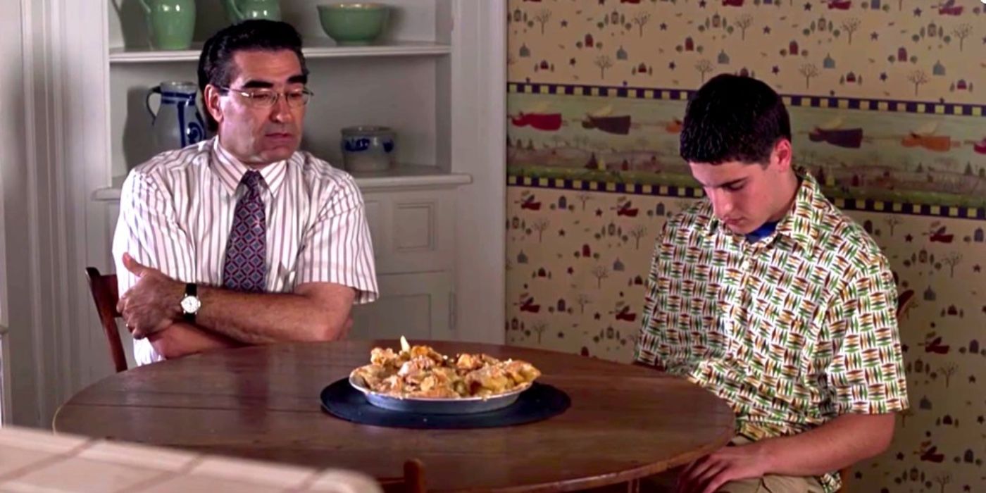 Sr. Levenstein e Jim sentados à mesa no American Pie.