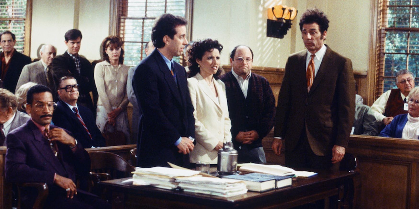 Jerry, George, Elaine y Kramer esperan su veredicto en la sala del tribunal en el final de Seinfeld.