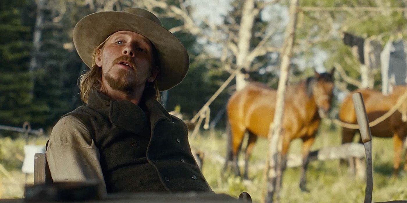 Jesse Evans se sienta junto a los caballos en la segunda temporada de Billy the Kid