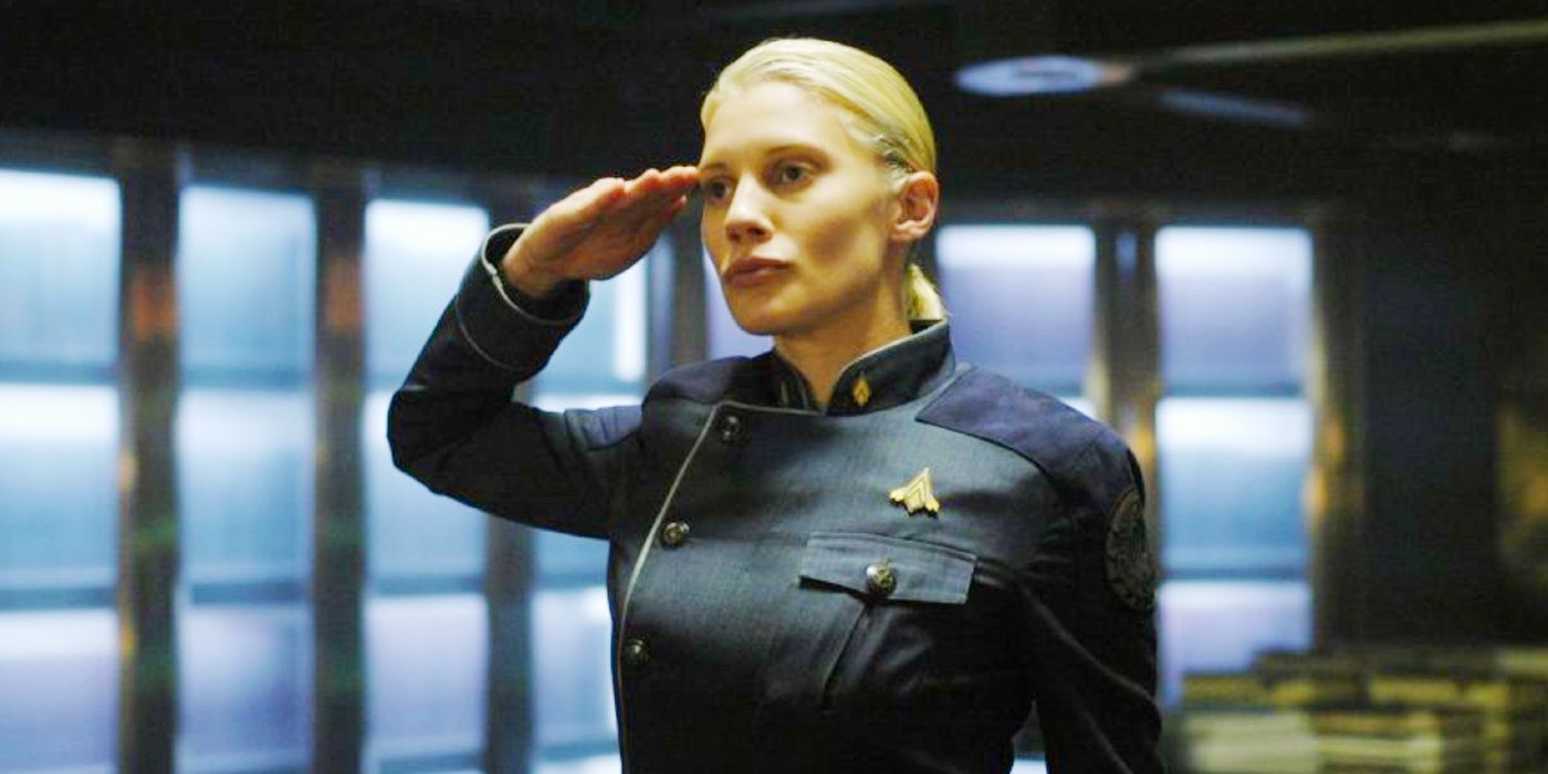 Katee Sackhoff saludando como Starbuck en Battlestar Galactica.