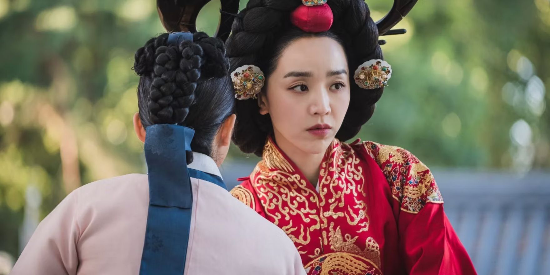 Kim So-yong in traditional Korean wear in the Korean time travel drama Mr. Queen
